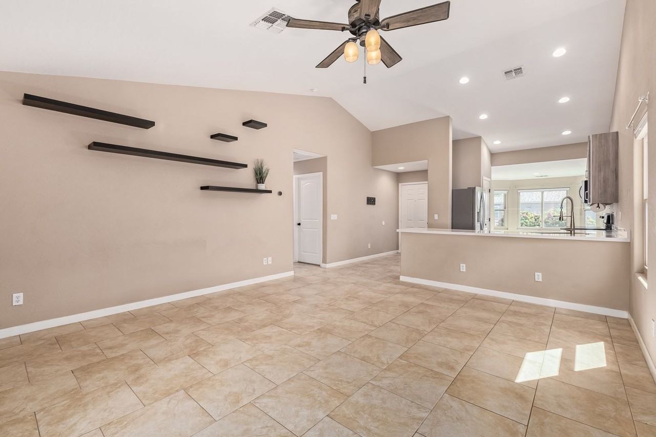 10778 W Cambridge Ave - Photo 3 of 22