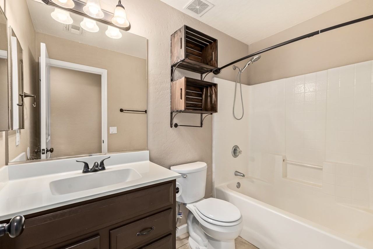 10778 W Cambridge Ave - Photo 4 of 22