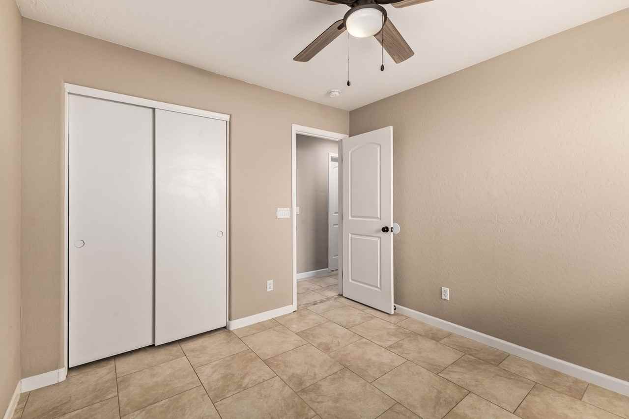 10778 W Cambridge Ave - Photo 5 of 22