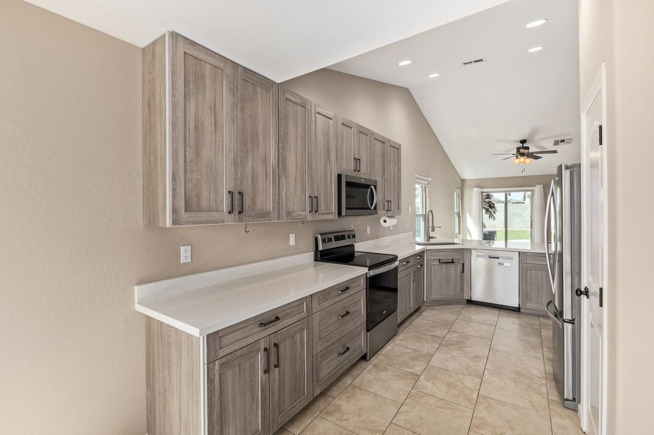 10778 W Cambridge Ave - Photo 6 of 22