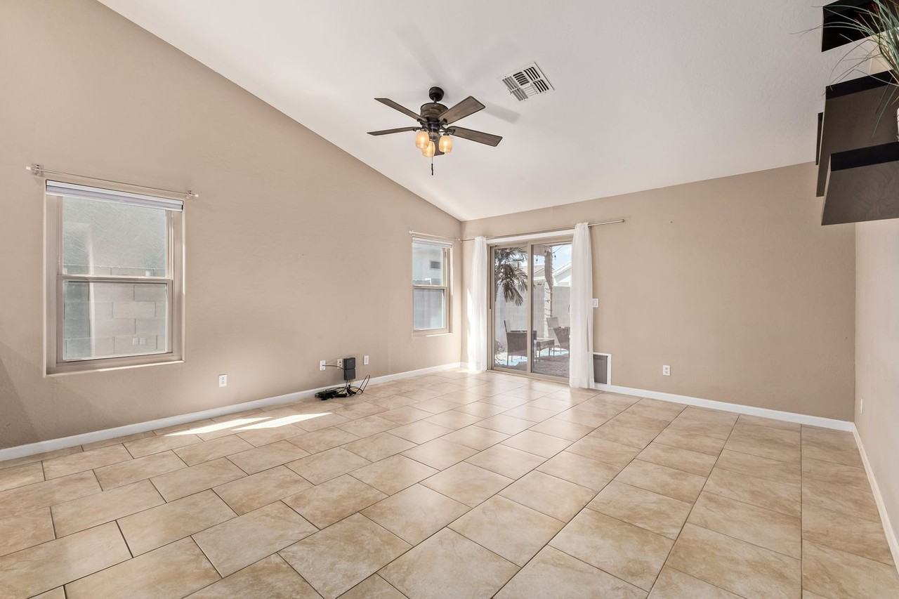 10778 W Cambridge Ave - Photo 7 of 22