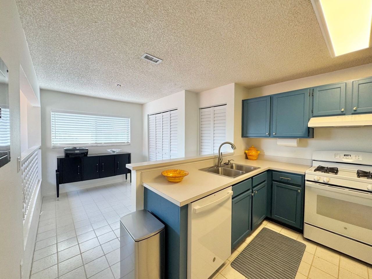 715 Magnolia Pl - Photo 7 of 48