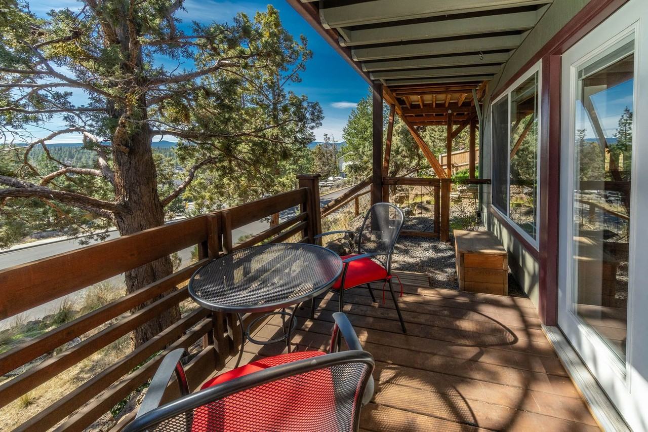 2010 Nw Cascade View Dr