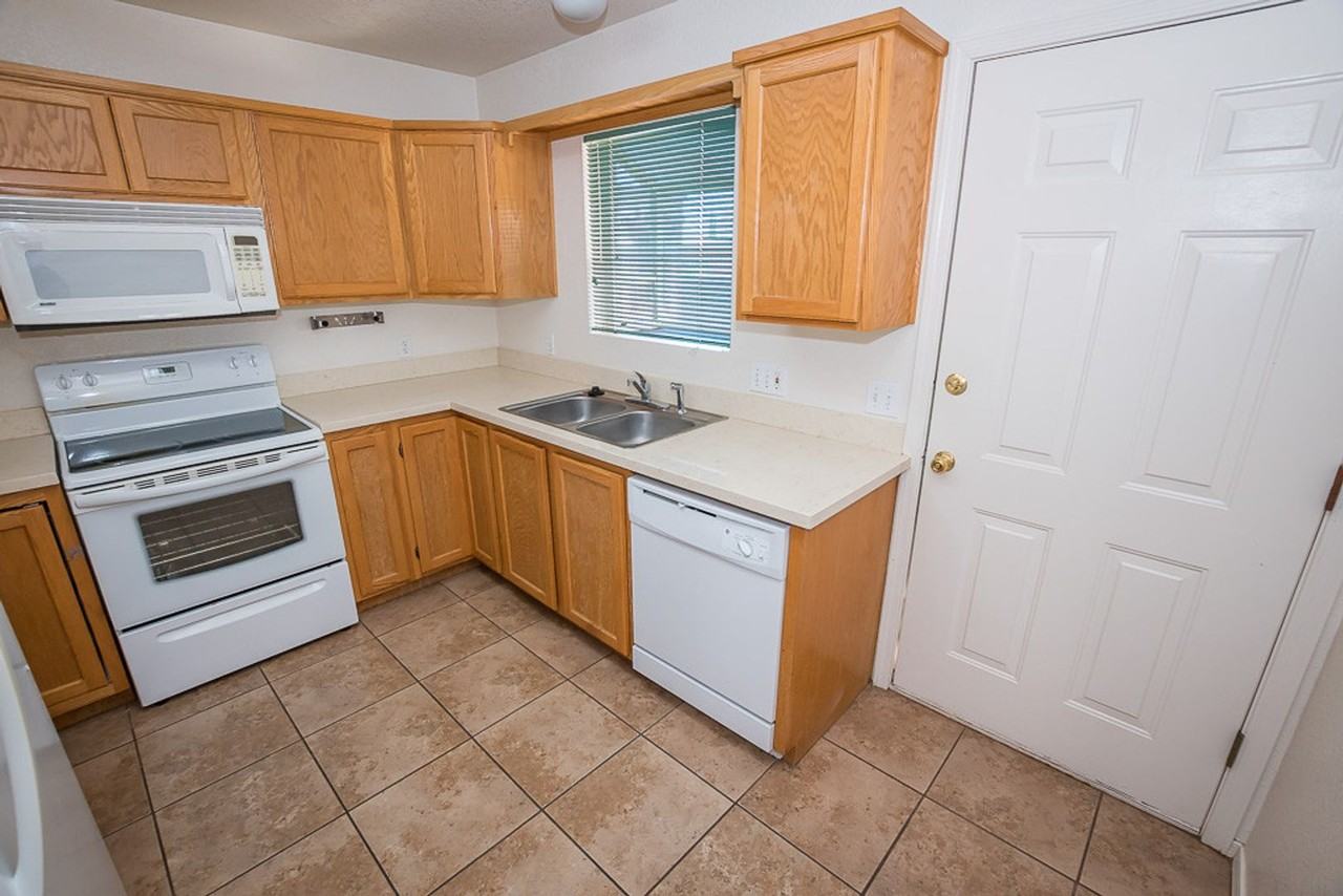 1083 Desert Oak Pl - Photo 4 of 38