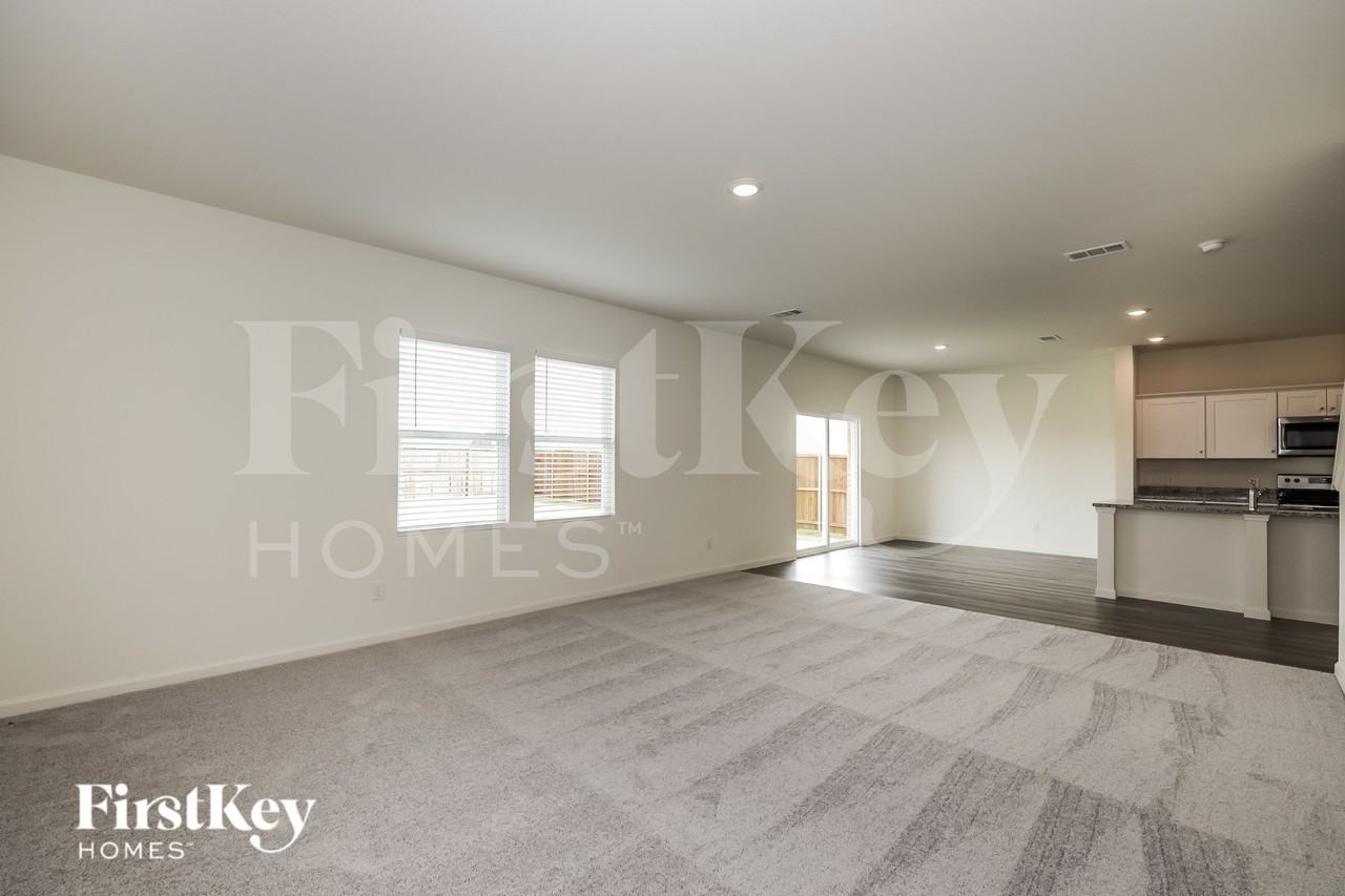 1822 Sandlin Dr - Photo 2 of 16