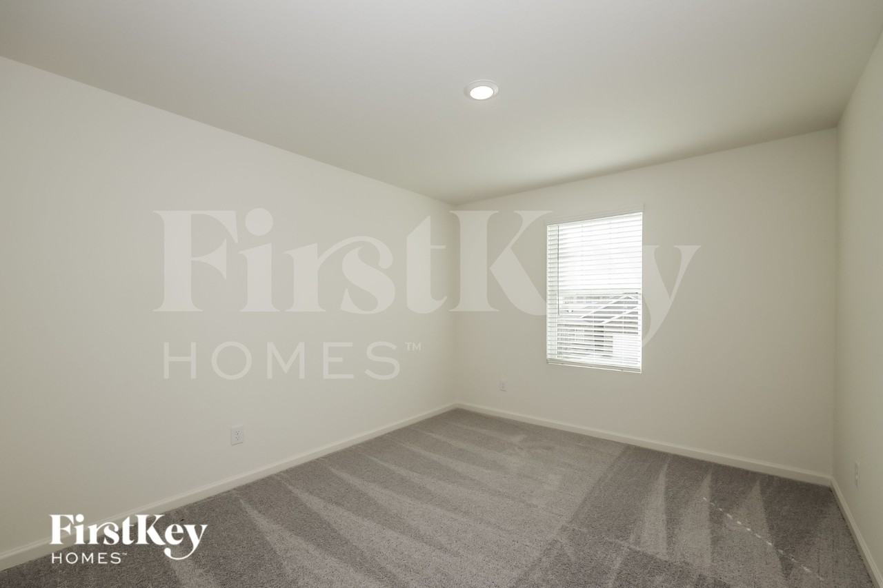 1822 Sandlin Dr - Photo 5 of 16