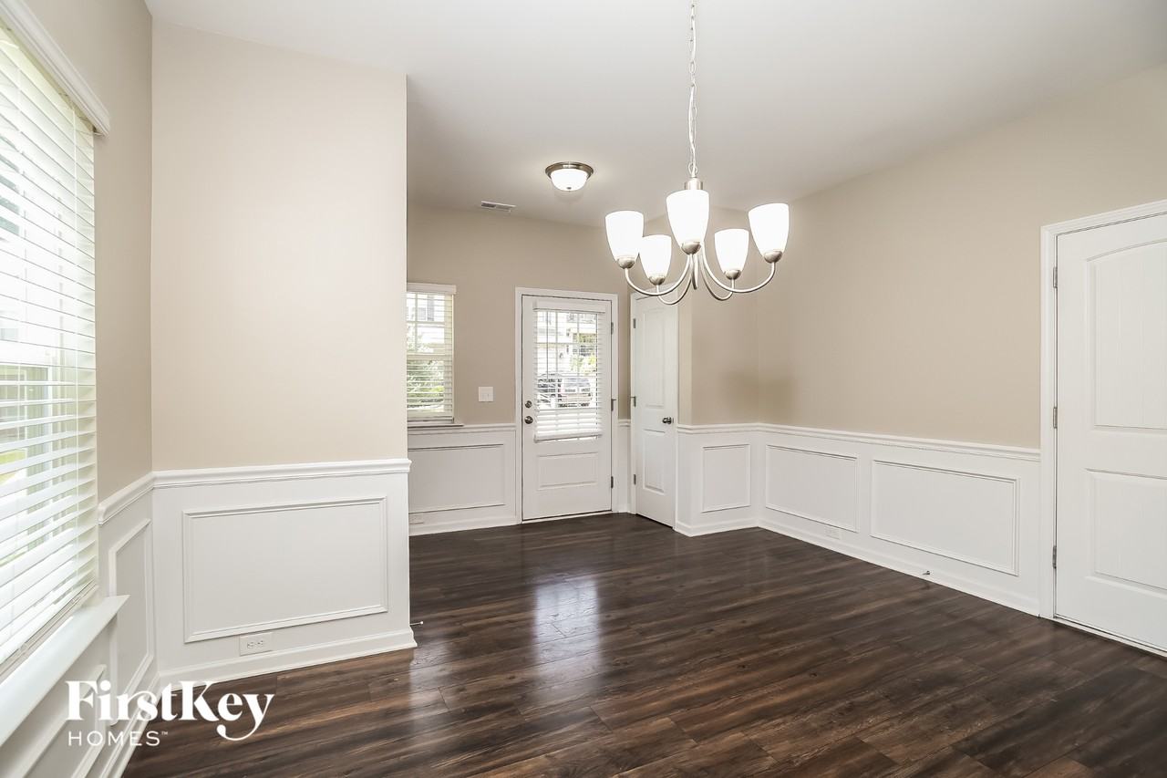 240 Jefferson Ave - Photo 5 of 15