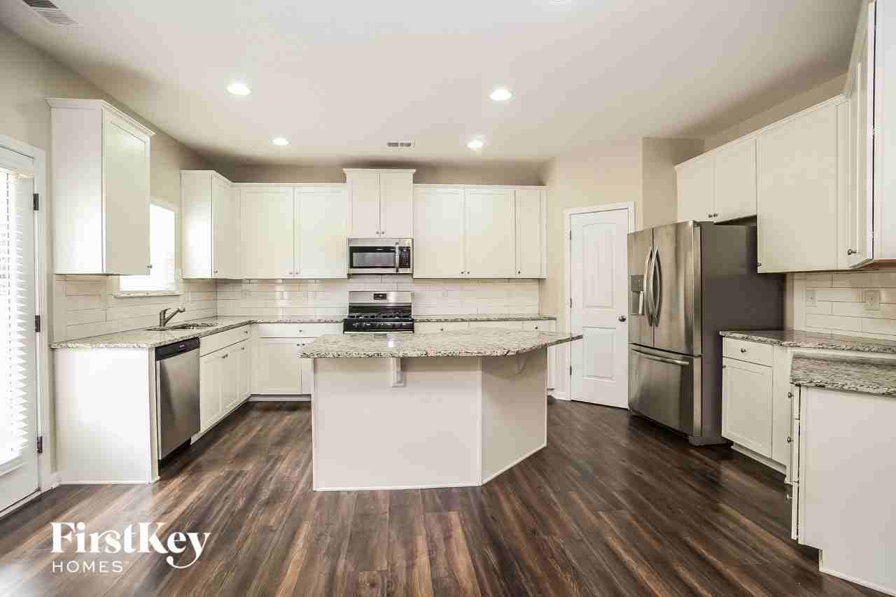 240 Jefferson Ave - Photo 6 of 15