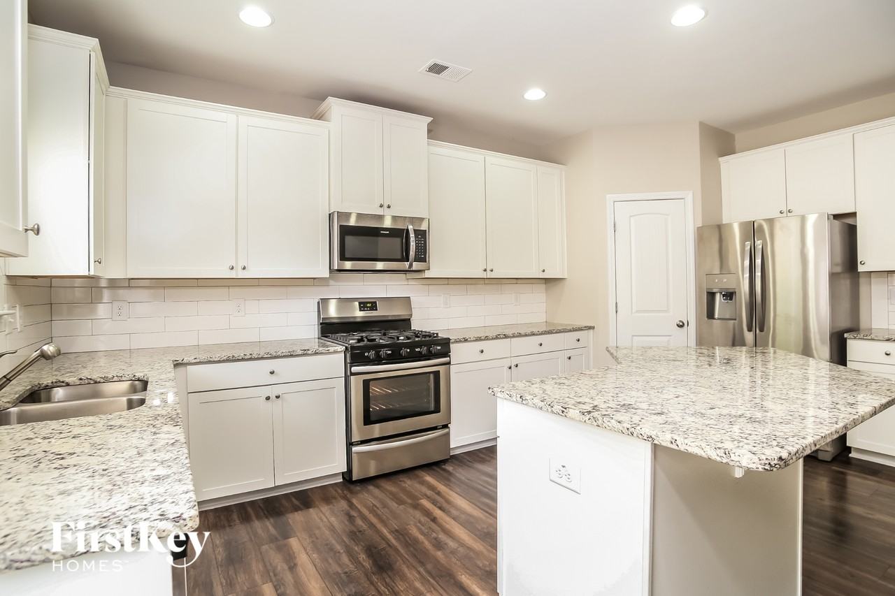 240 Jefferson Ave - Photo 7 of 15