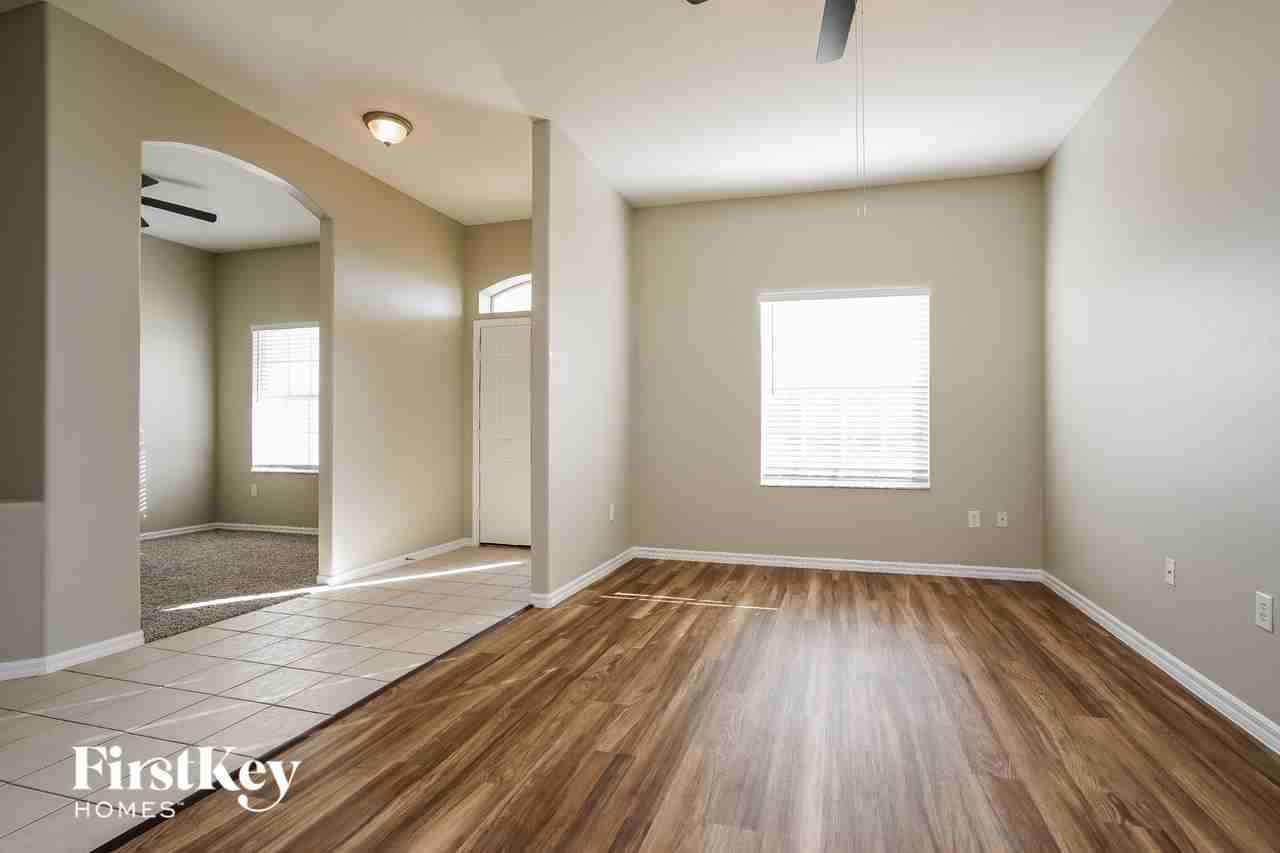 2302 Nw 27th Ave - Photo 3 of 15