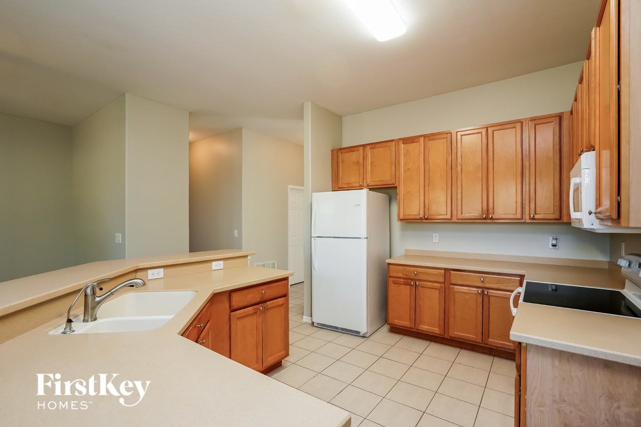 2302 Nw 27th Ave - Photo 5 of 15