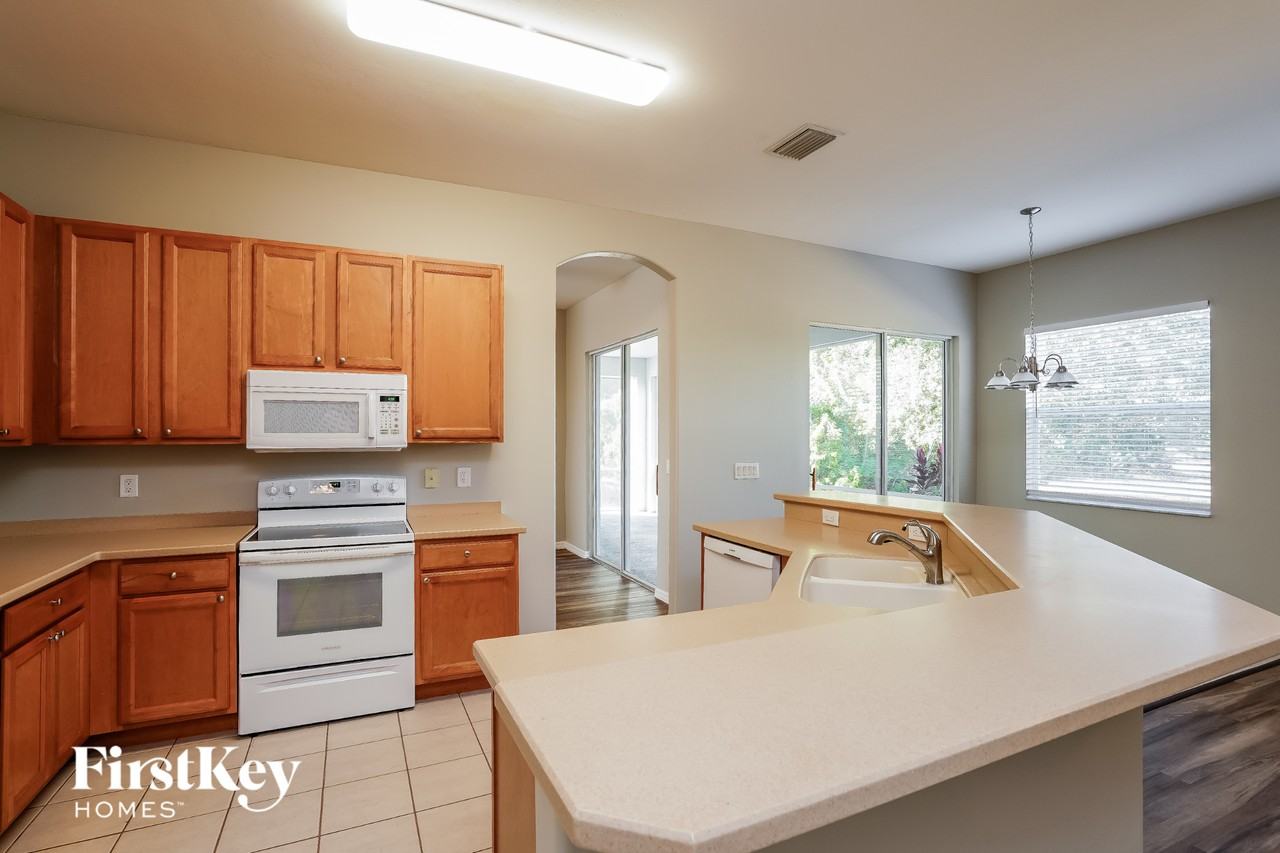 2302 Nw 27th Ave - Photo 6 of 15