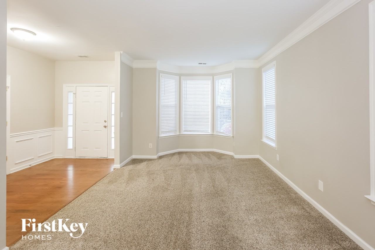 8802 Glenover Cir - Photo 4 of 15