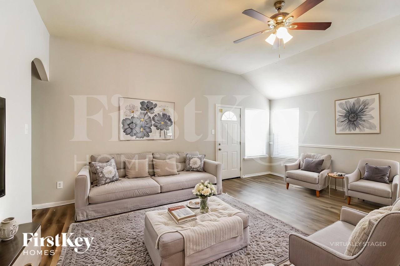 21554 Kings Bend Dr - Photo 4 of 20