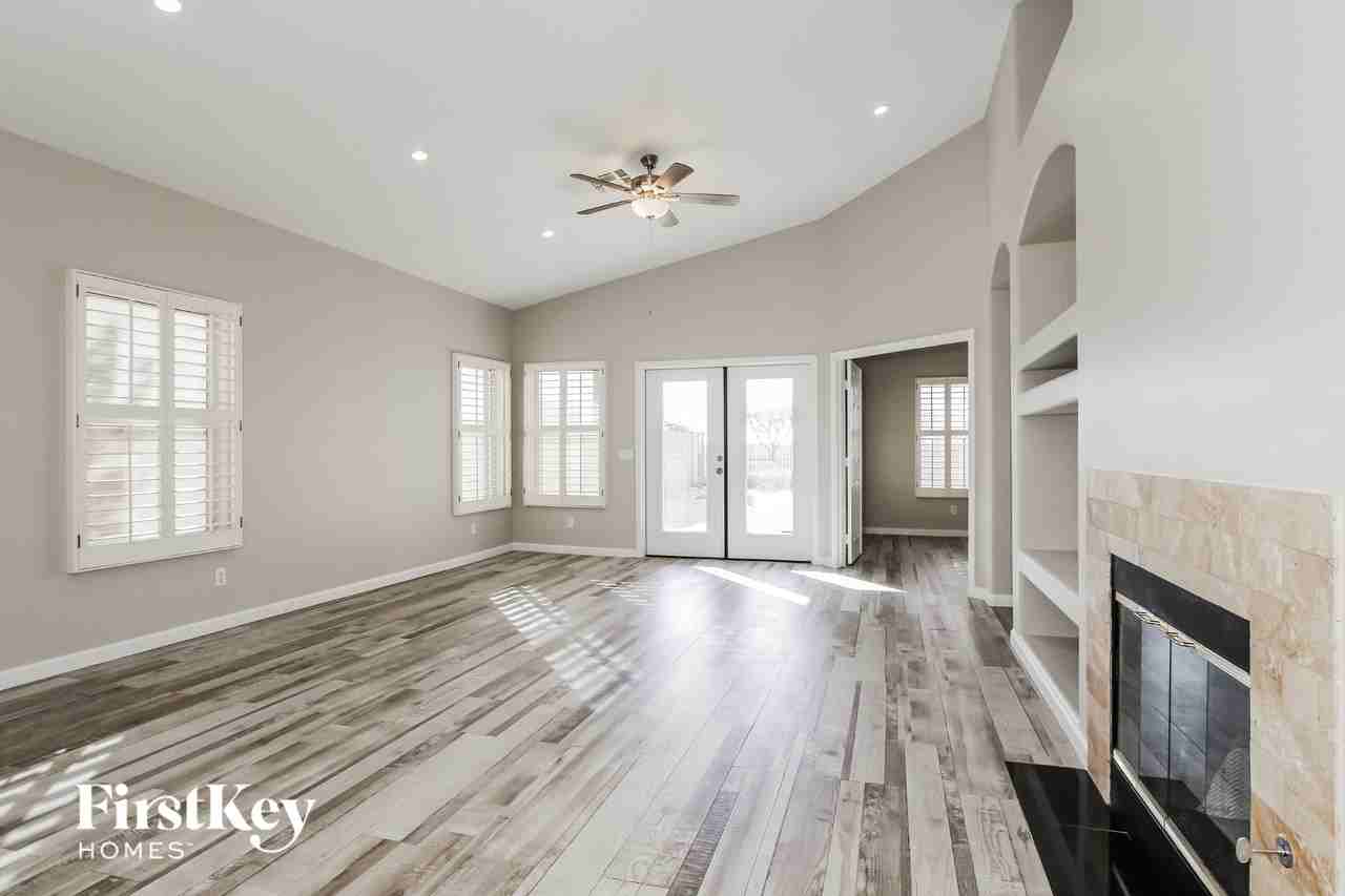 11029 W Almeria Rd - Photo 3 of 15