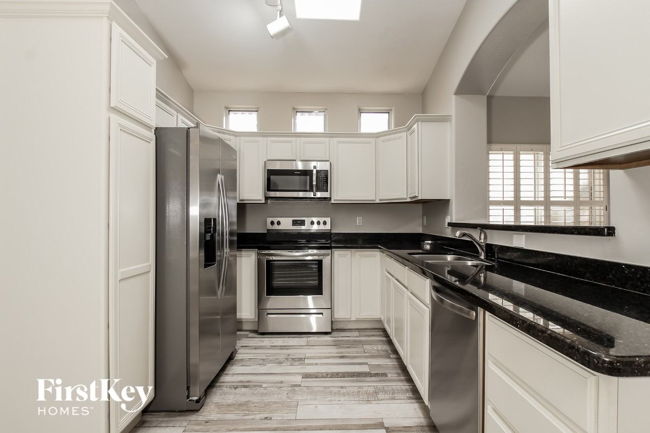 11029 W Almeria Rd - Photo 5 of 15