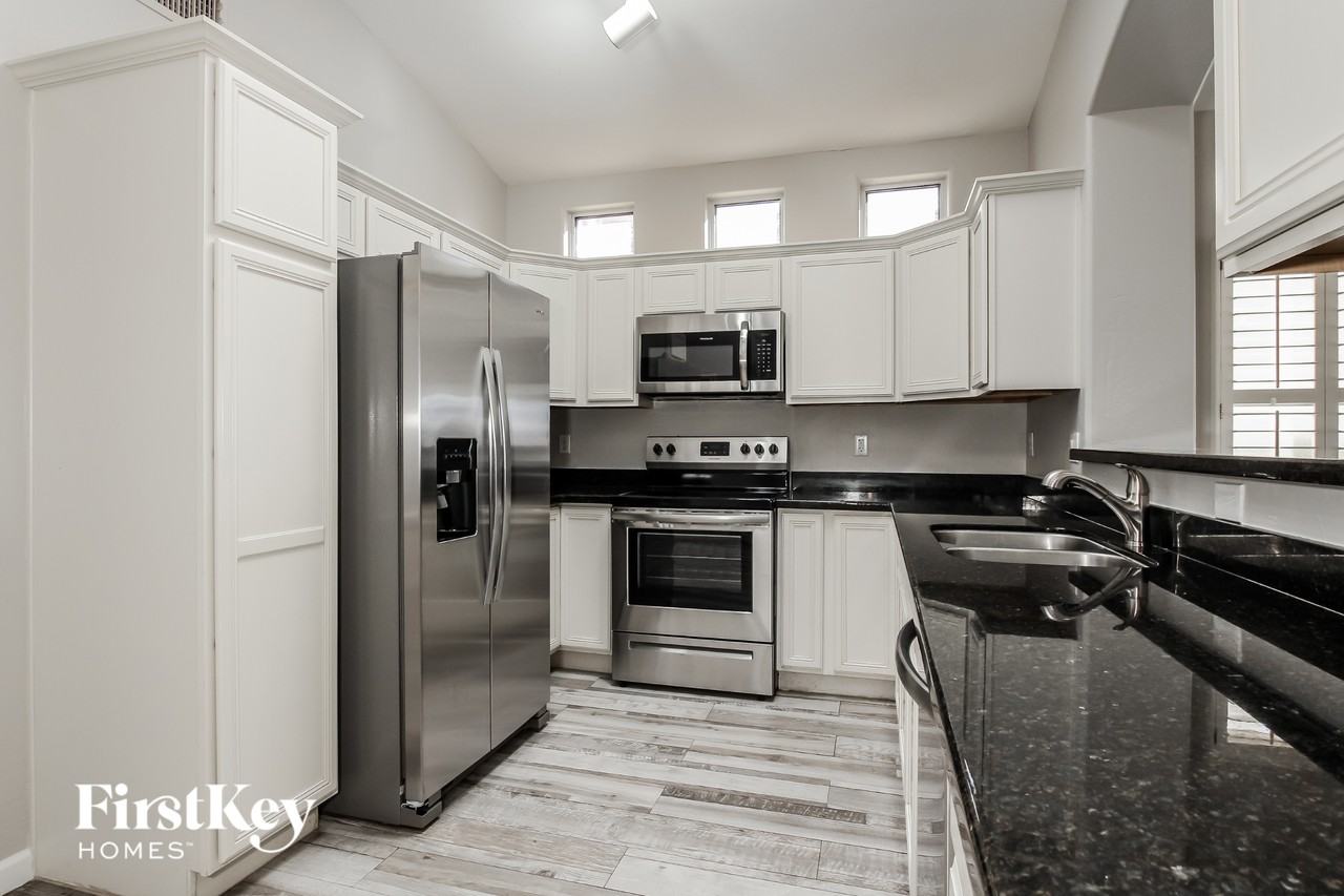 11029 W Almeria Rd - Photo 6 of 15