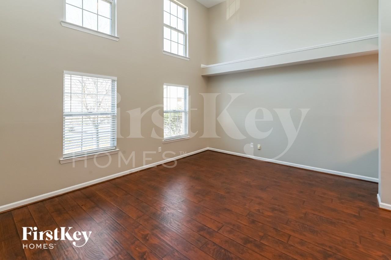 10706 Trumble Ln - Photo 2 of 15