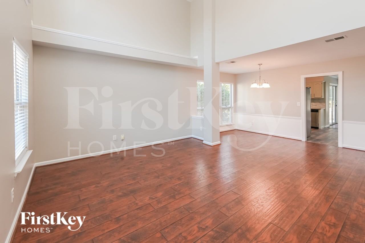 10706 Trumble Ln - Photo 3 of 15