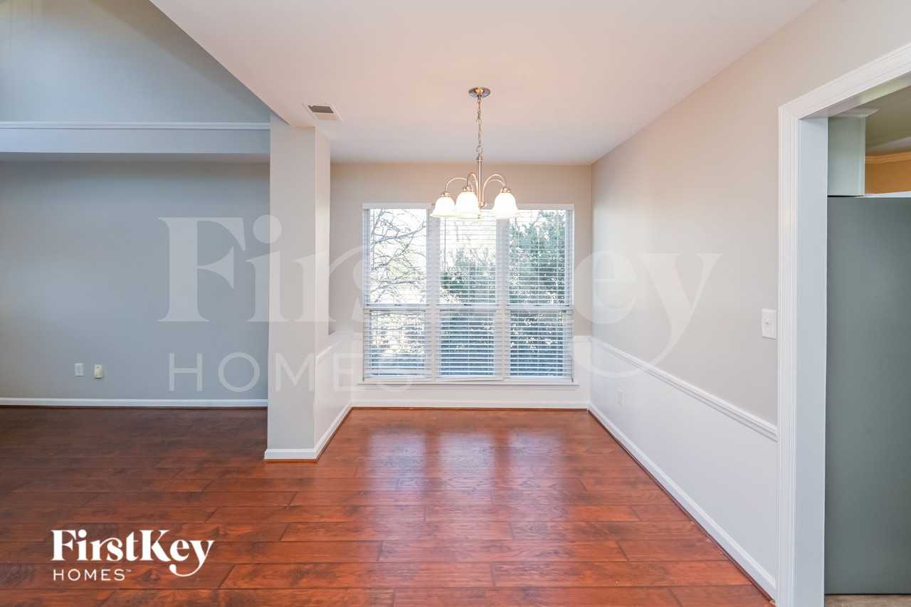 10706 Trumble Ln - Photo 4 of 15