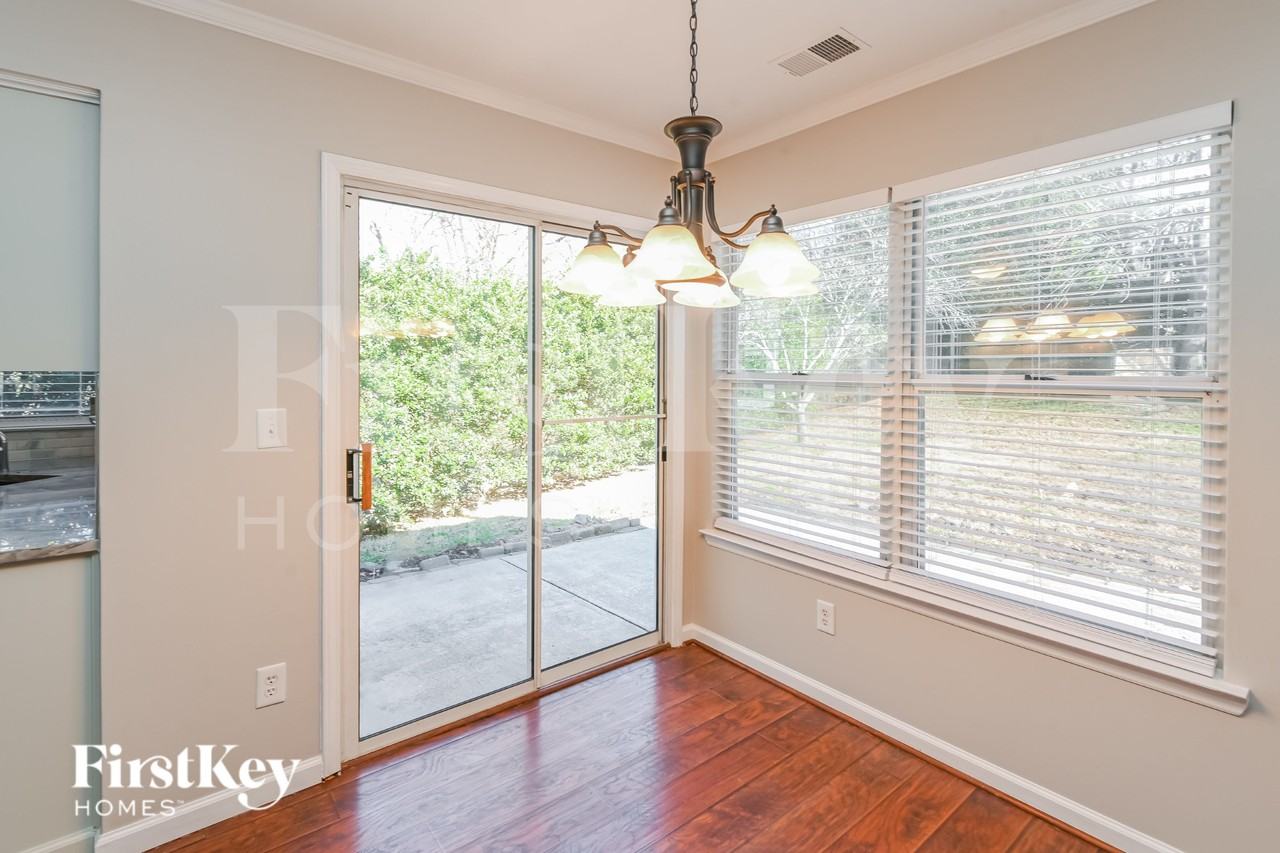 10706 Trumble Ln - Photo 5 of 15