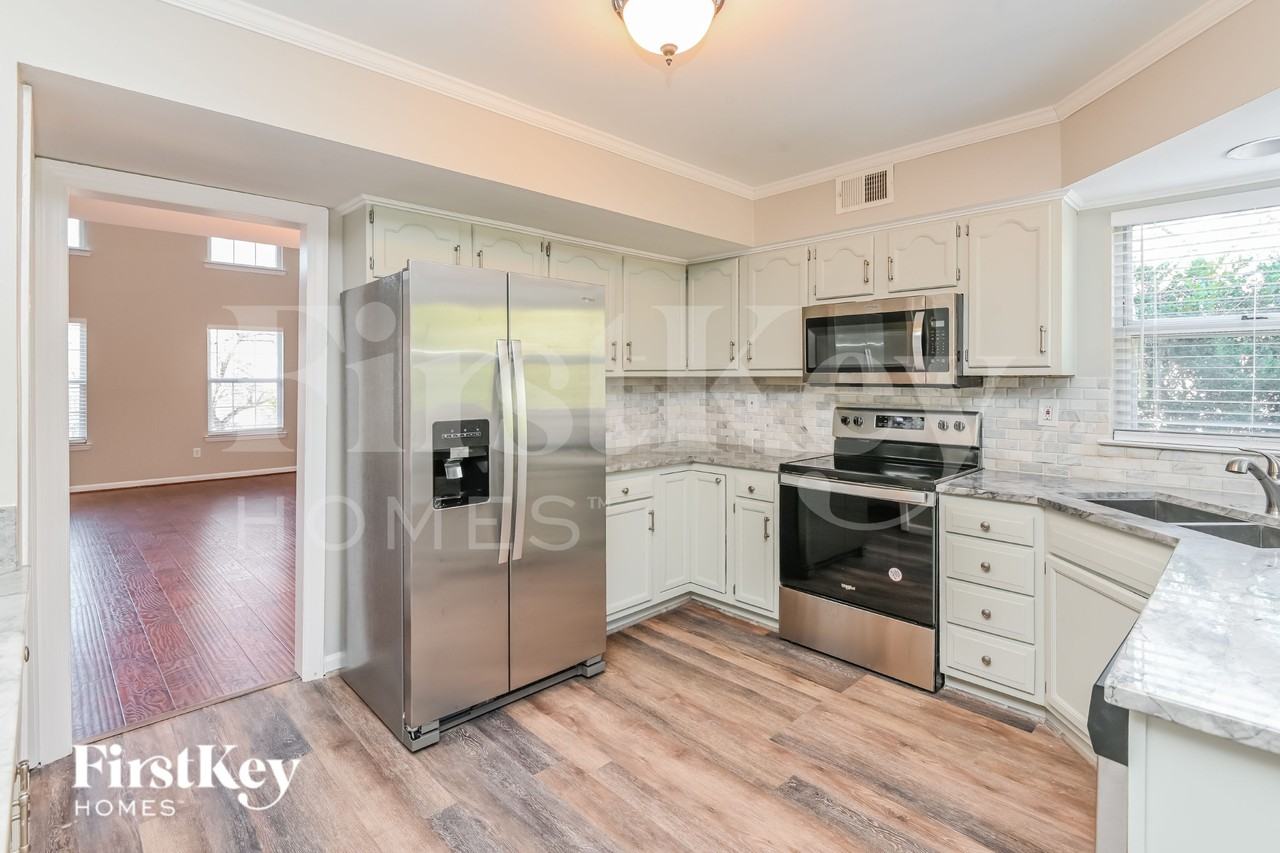 10706 Trumble Ln - Photo 6 of 15