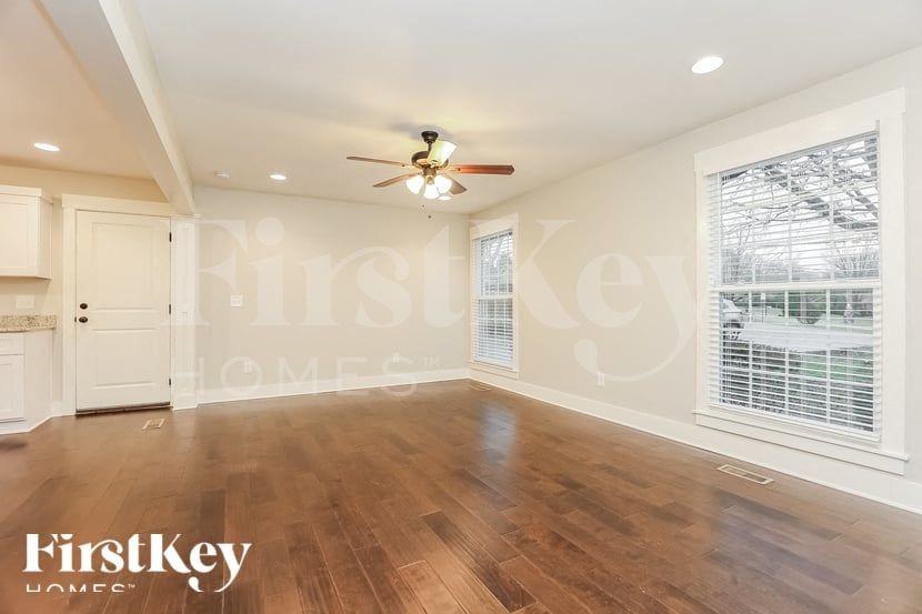 208 Beech Dr - Photo 3 of 15