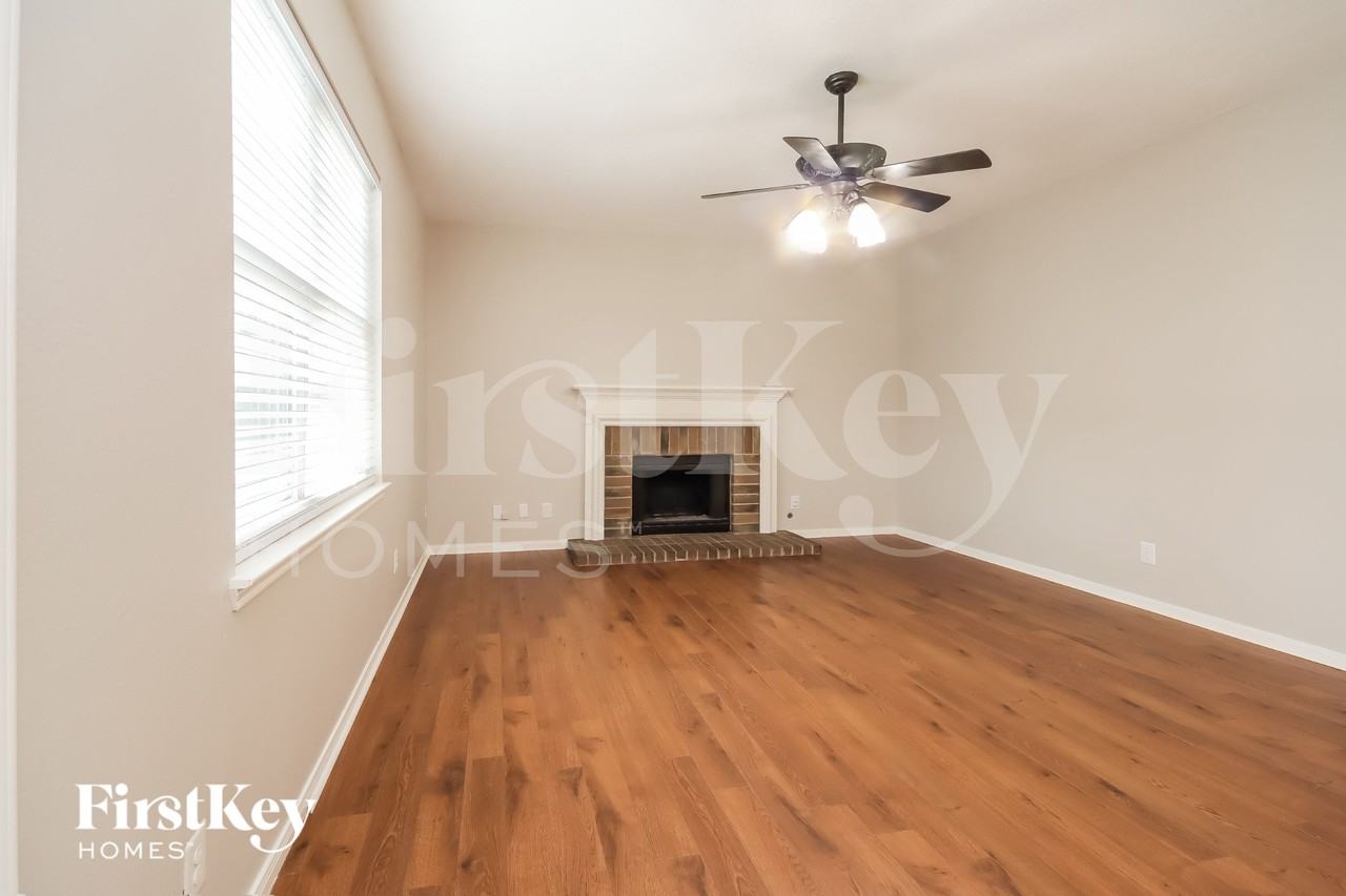 2913 Veva Dr - Photo 2 of 15