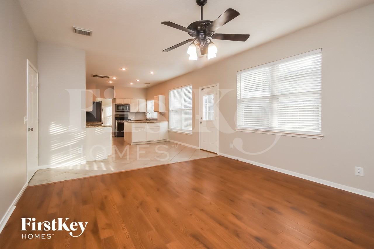 2913 Veva Dr - Photo 3 of 15