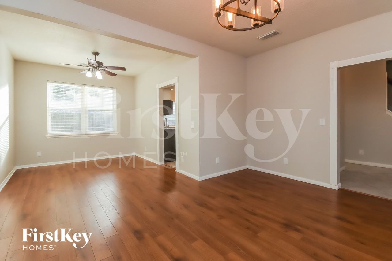 2913 Veva Dr - Photo 4 of 15