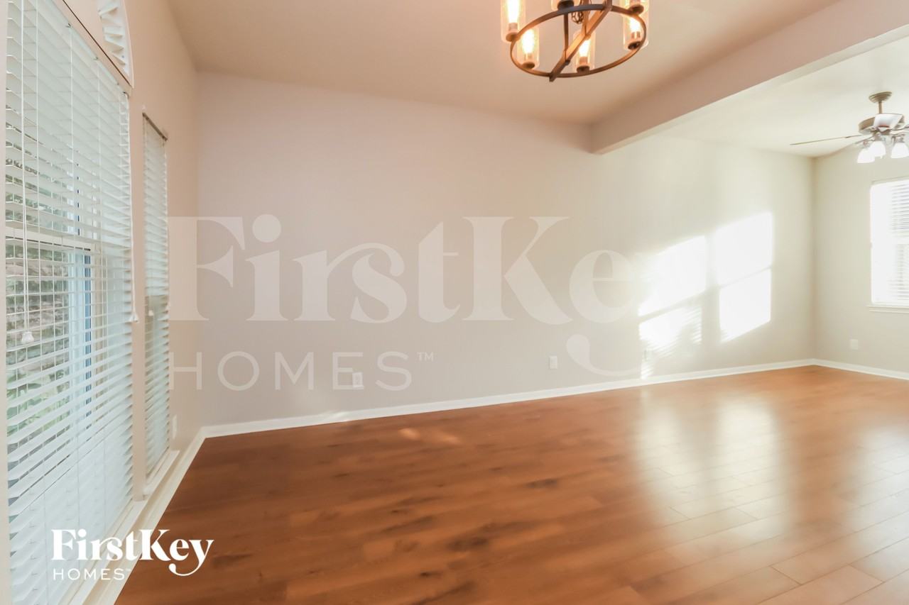 2913 Veva Dr - Photo 5 of 15