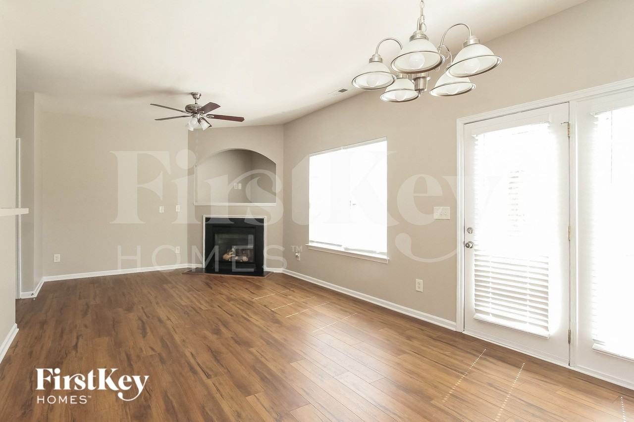 10544 Meadow Crossing Ln - Photo 5 of 15