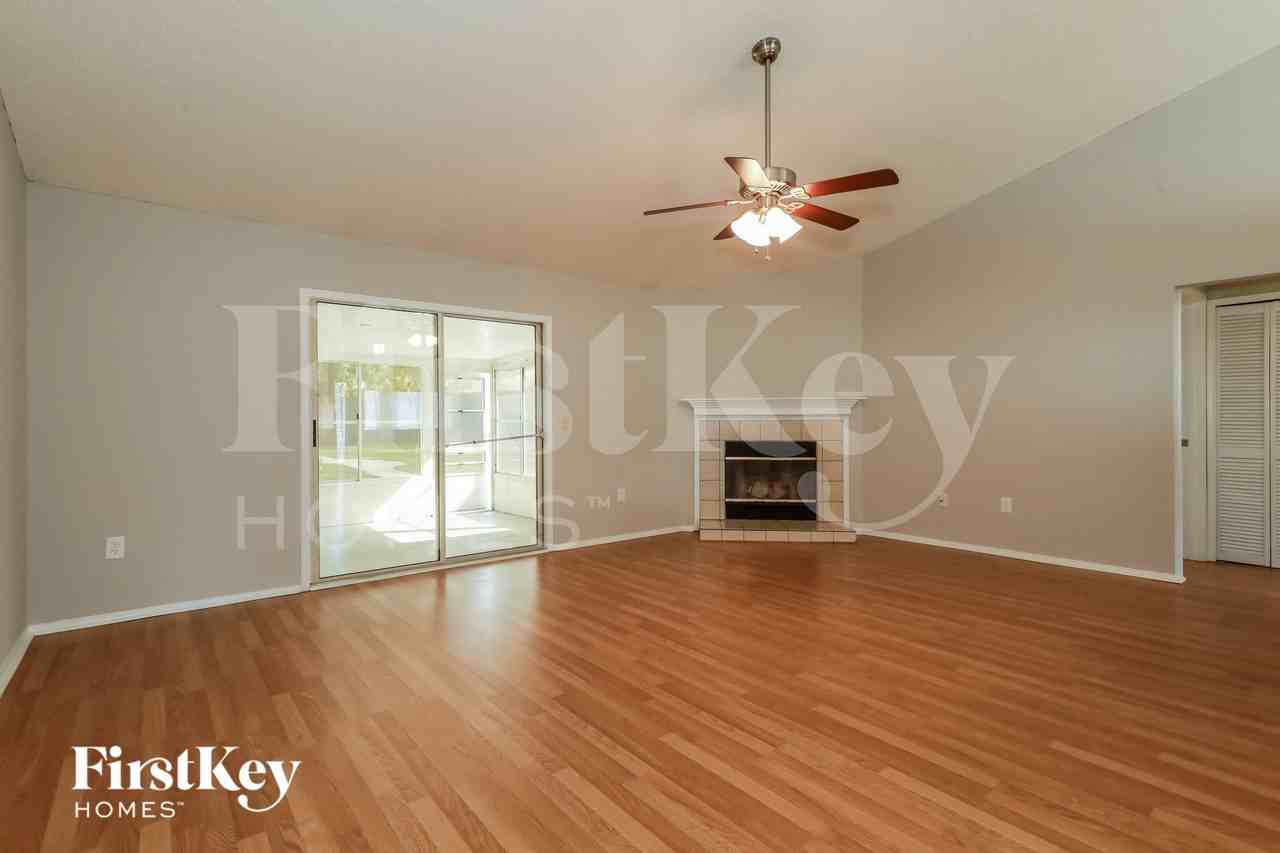 1255 Tahoe Ct - Photo 4 of 15