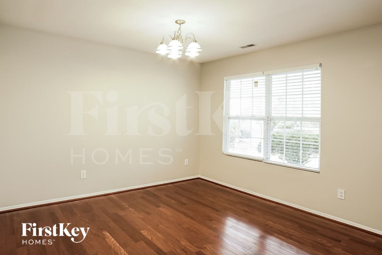 500 Martha Ct - Photo 4 of 16