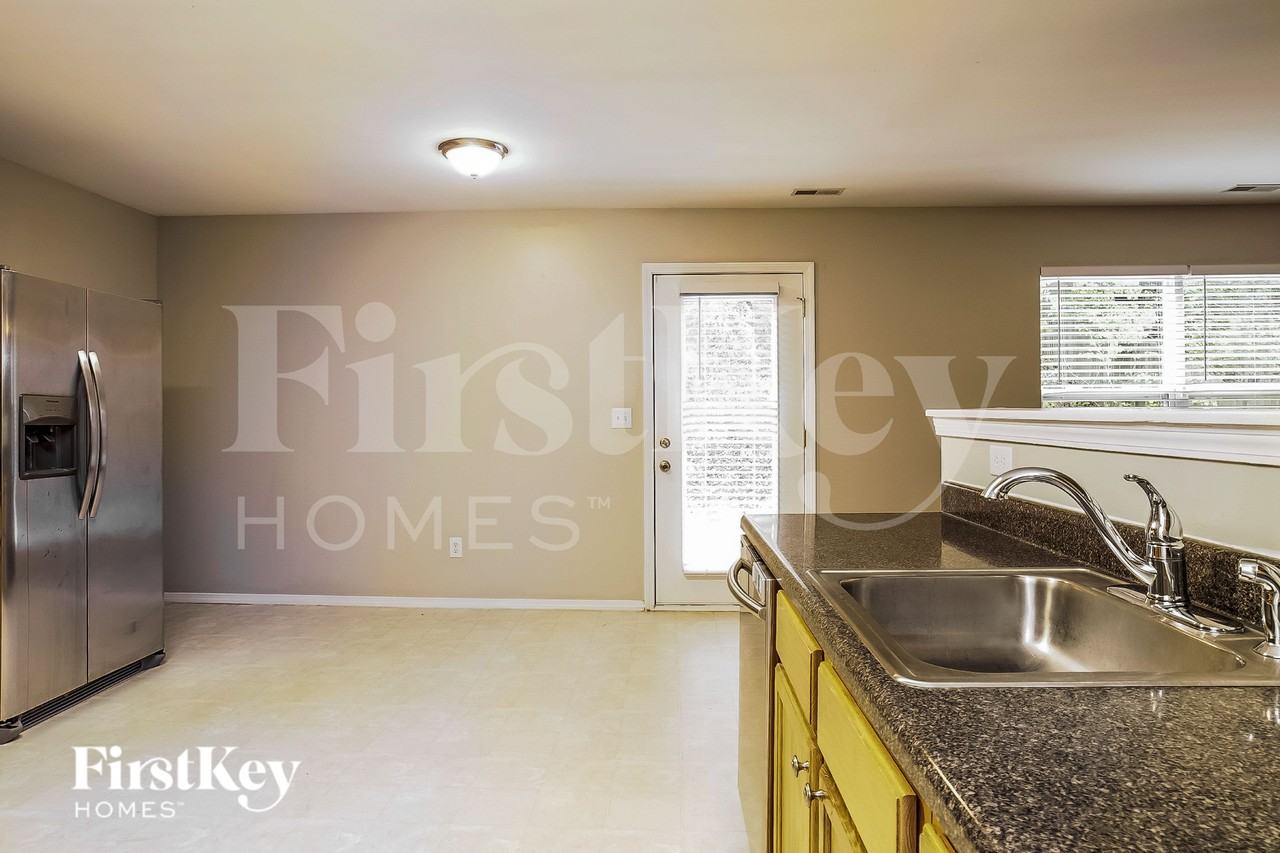 500 Martha Ct - Photo 5 of 16