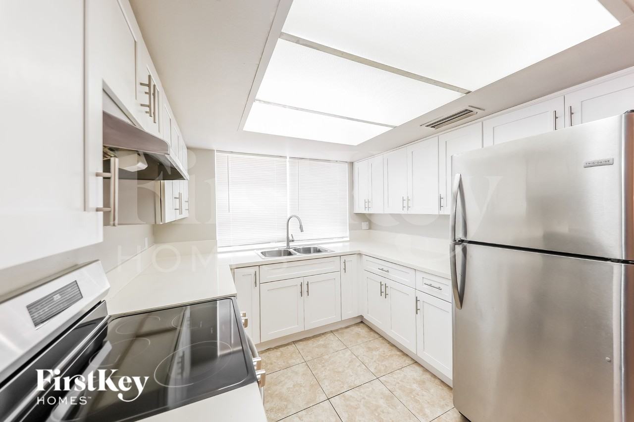 3816 W Northern Ave - Photo 4 of 16