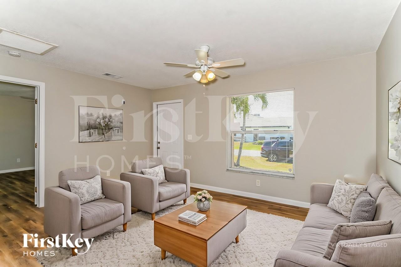 325 Ne 23rd Ave - Photo 3 of 20