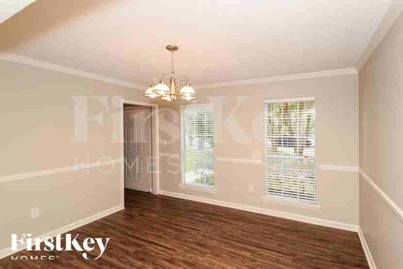 122 Carriage Dr - Photo 4 of 18