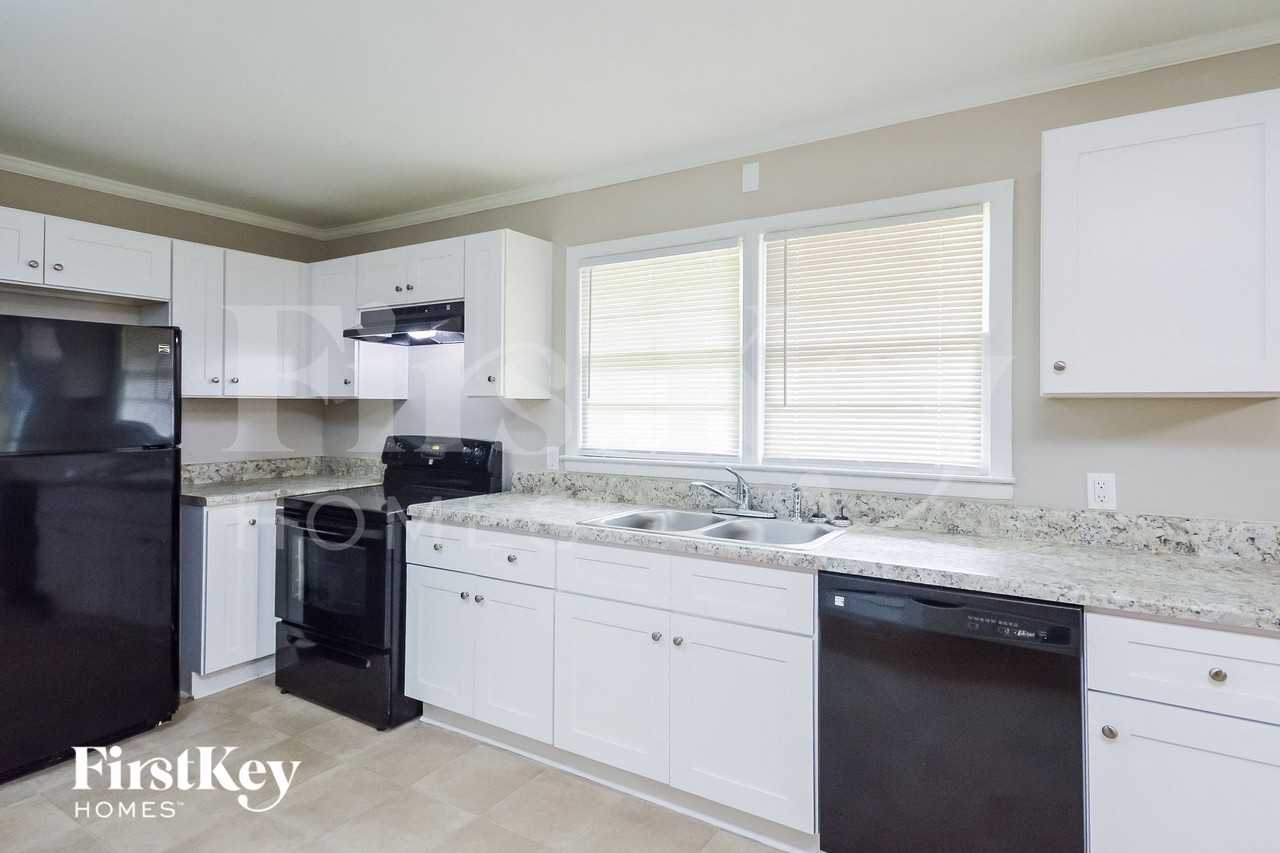 1175 Milstead Ave Ne - Photo 4 of 15