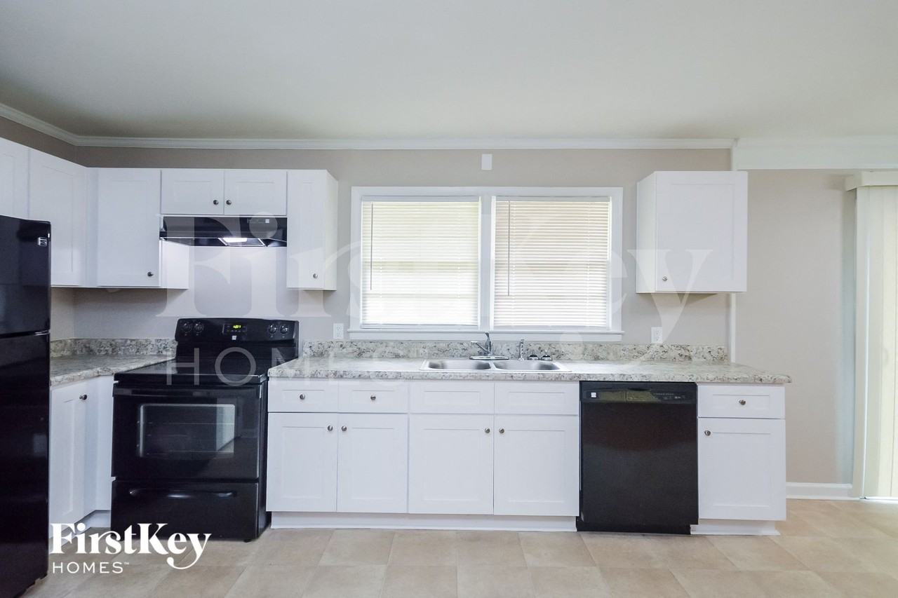 1175 Milstead Ave Ne - Photo 5 of 15