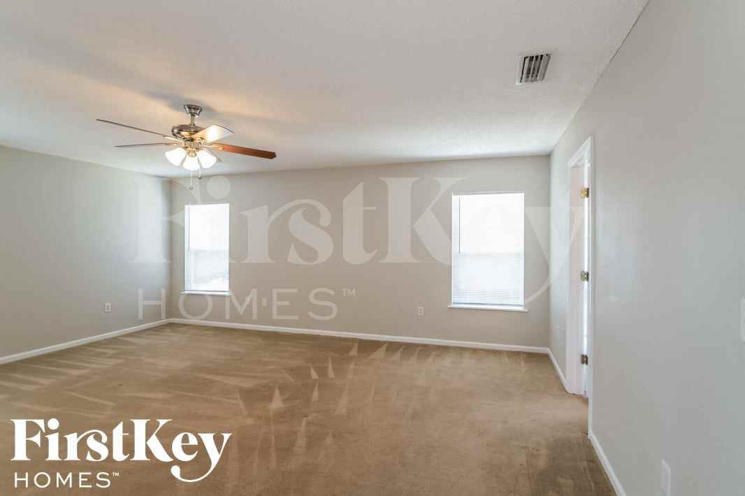 1043 Sunray Ct - Photo 4 of 15