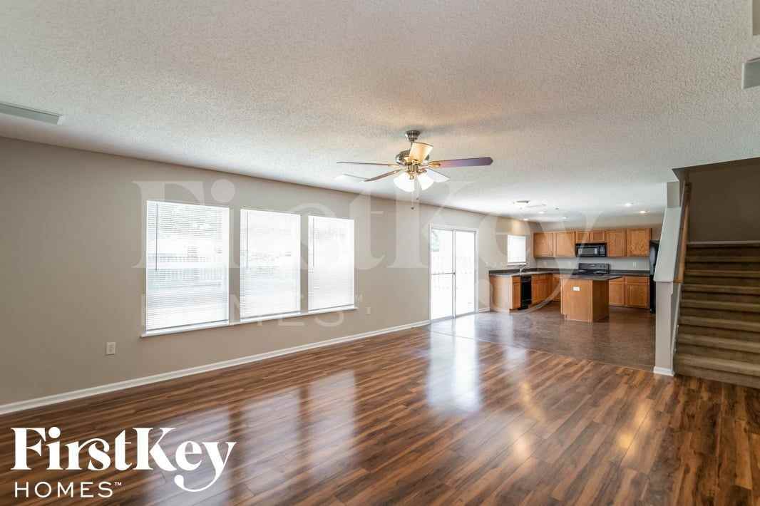 1043 Sunray Ct - Photo 5 of 15