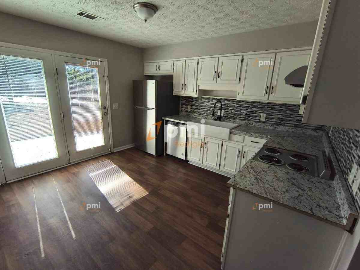 102 Peachtree Ct #A - Photo 2 of 9