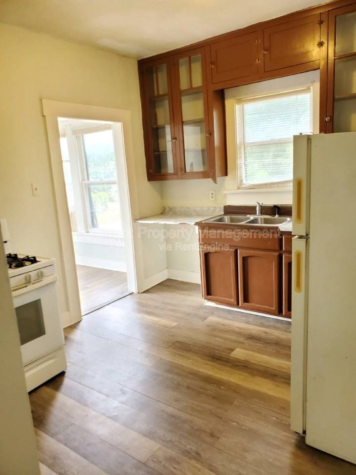 1822 N Olive St #3 - Photo 7 of 9