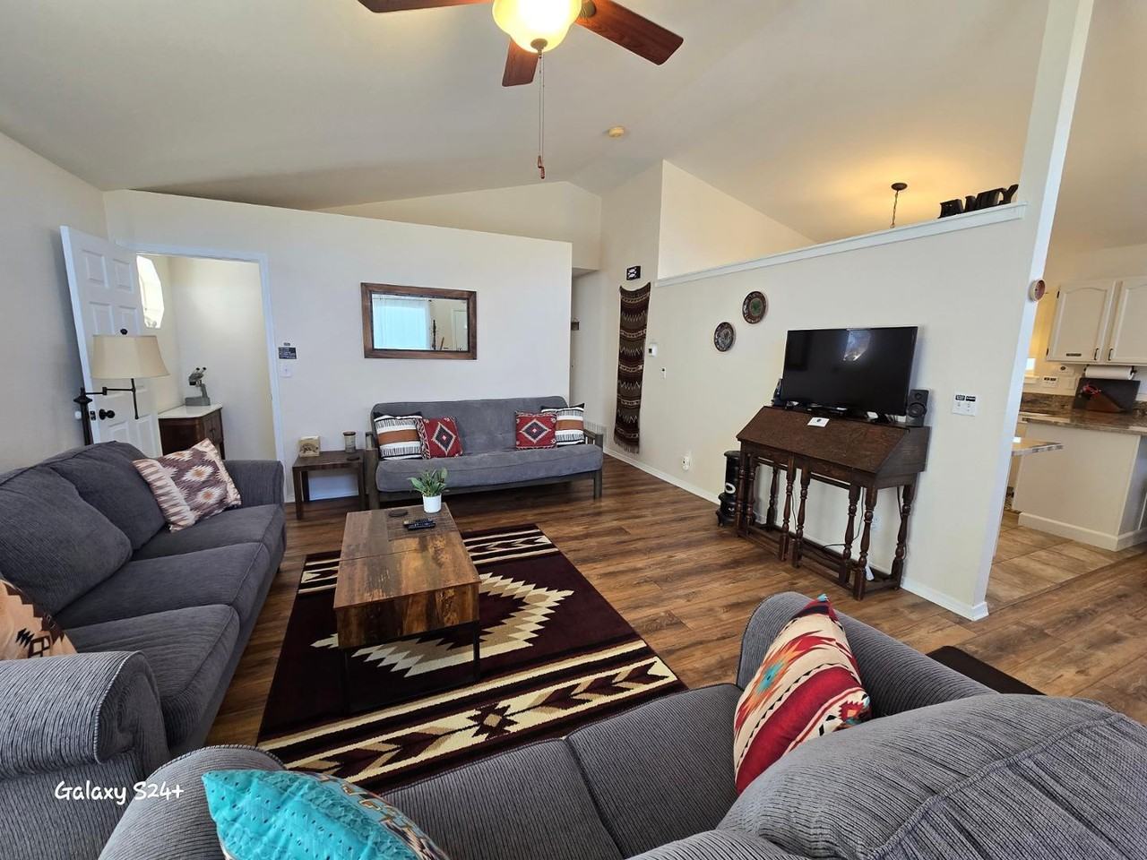 81 Loafers Ln - Photo 4 of 37