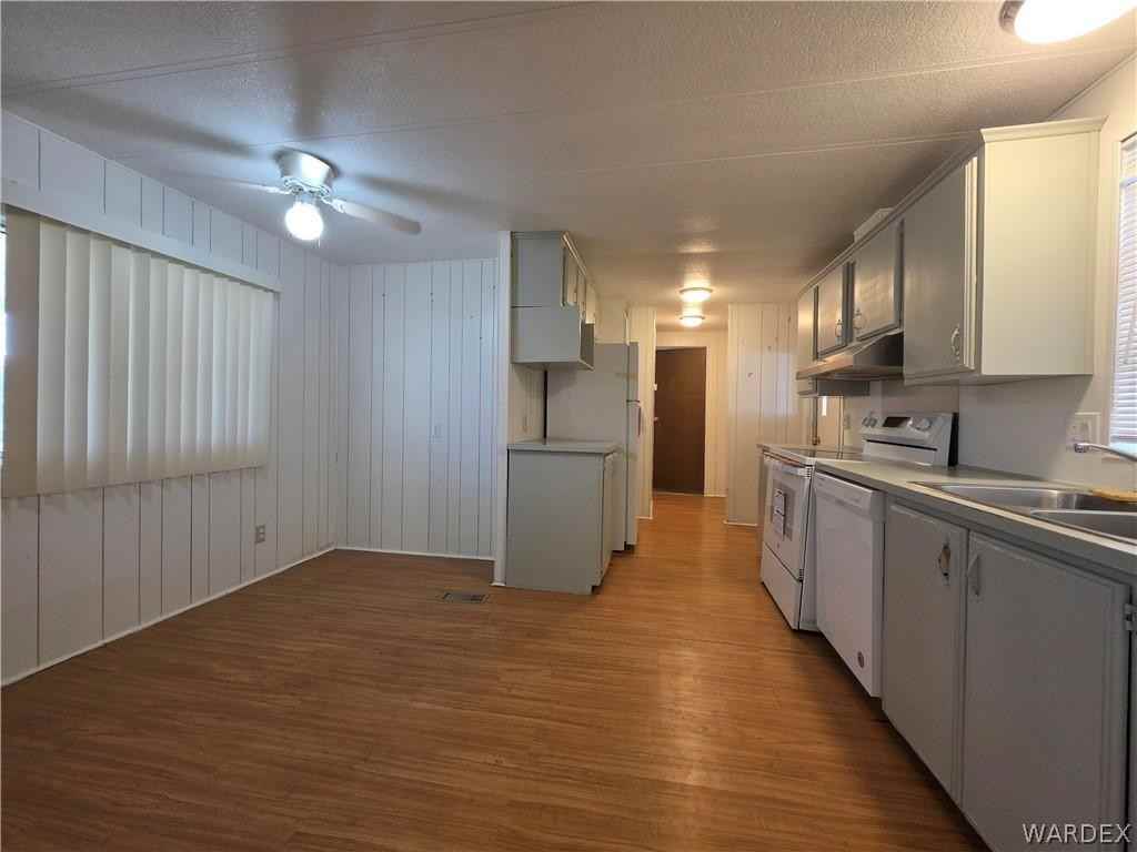 546 Roadrunner Dr - Photo 3 of 11