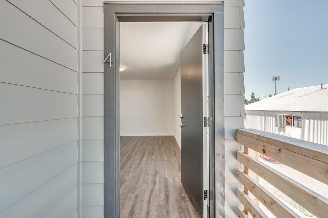 2720 Se Steele St #4 - Photo 3 of 17