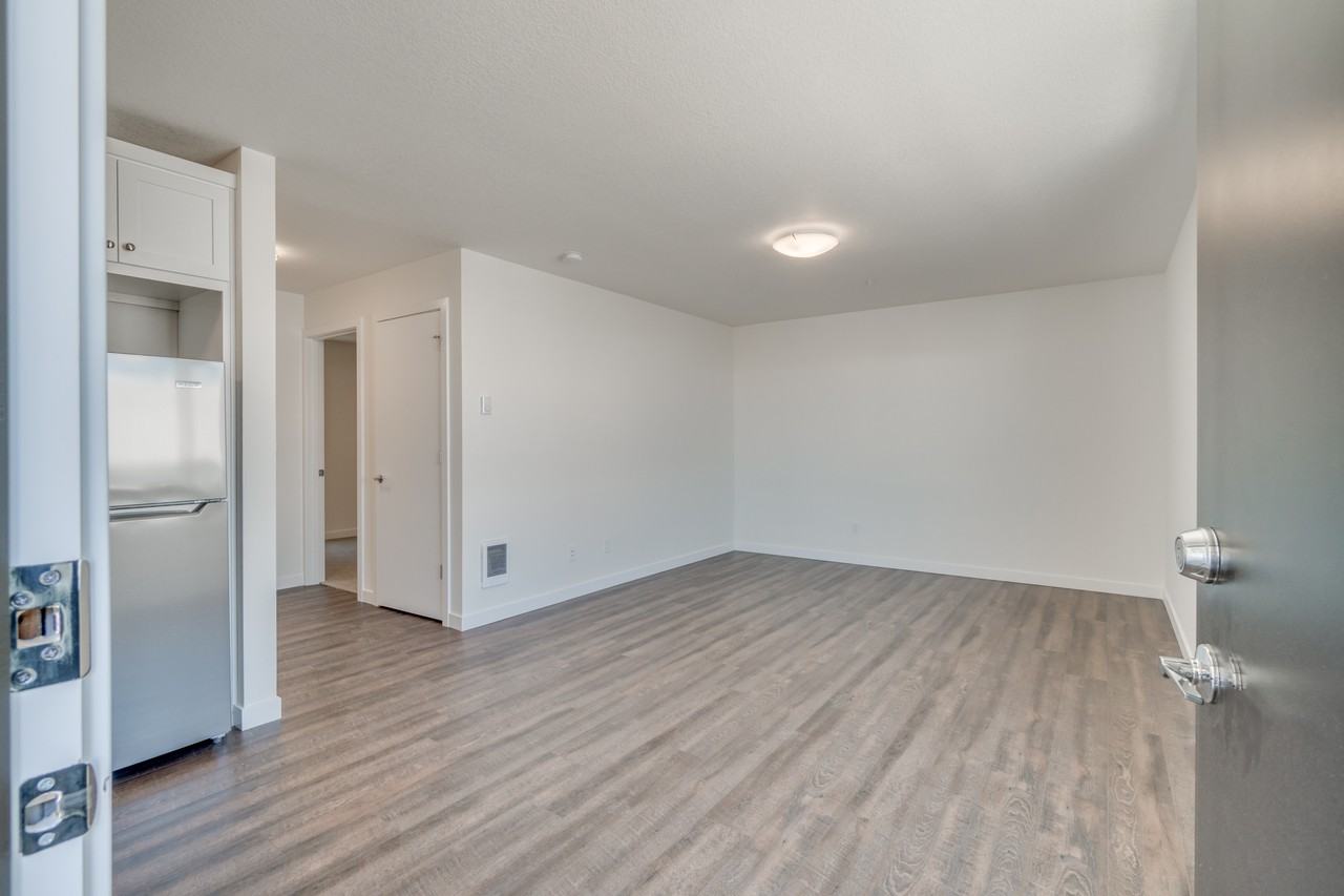 2720 Se Steele St #4 - Photo 4 of 17