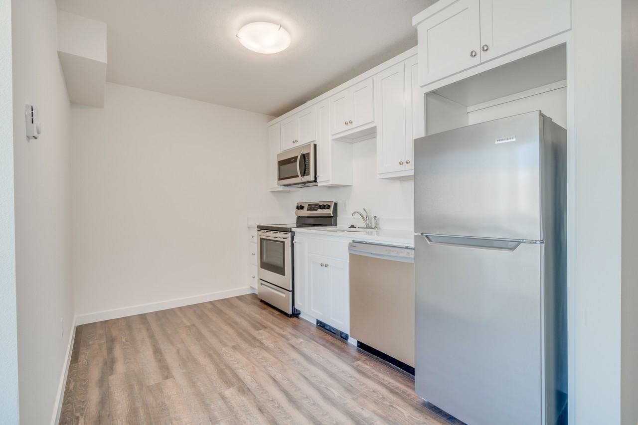 2720 Se Steele St #4 - Photo 7 of 17