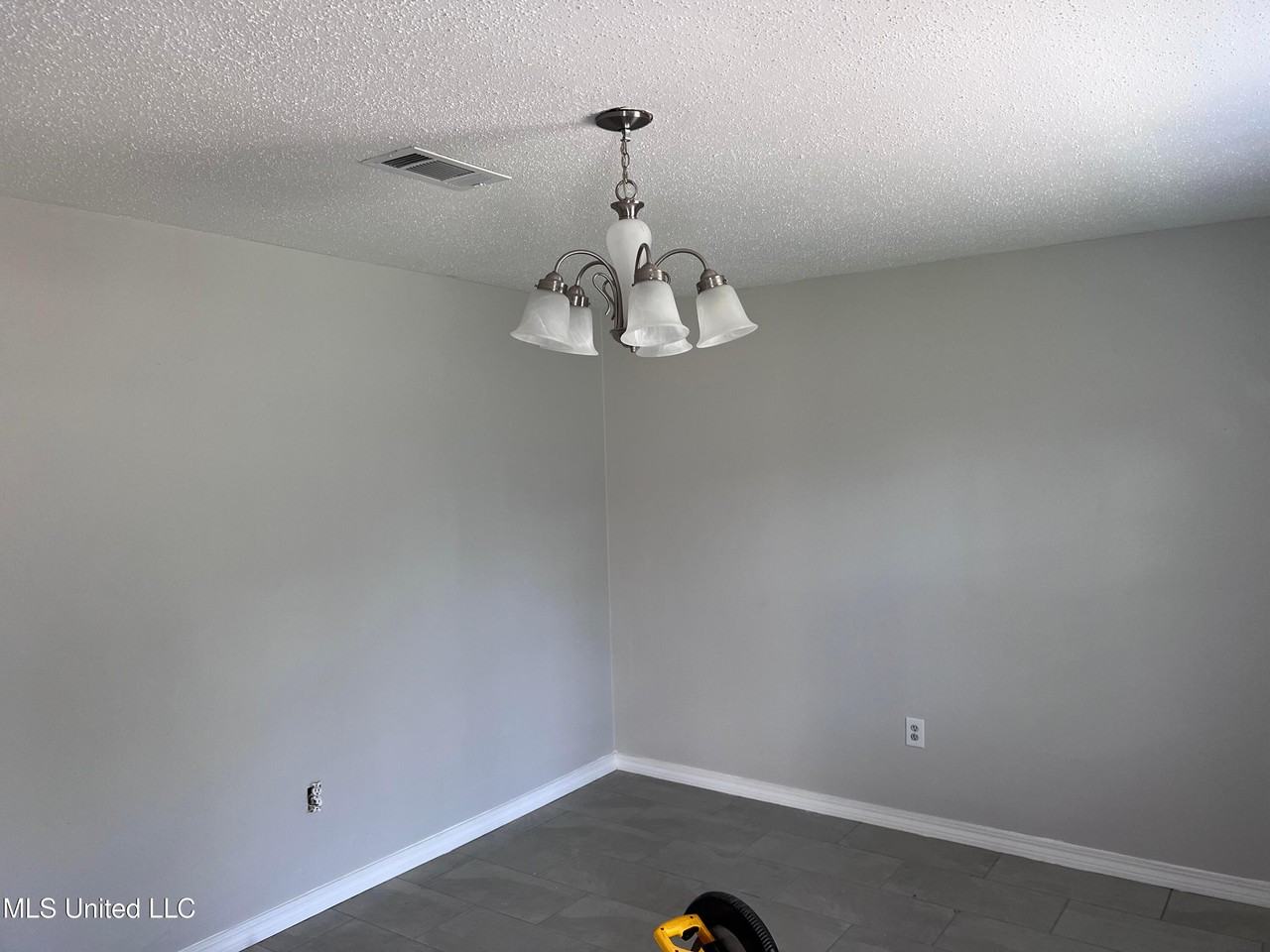 102 Carson Dr - Photo 2 of 11